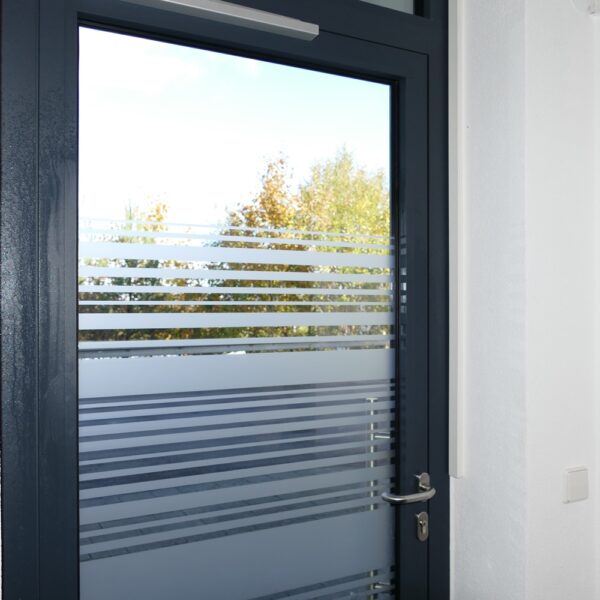 Glasdekorfolie variable weiße Linien